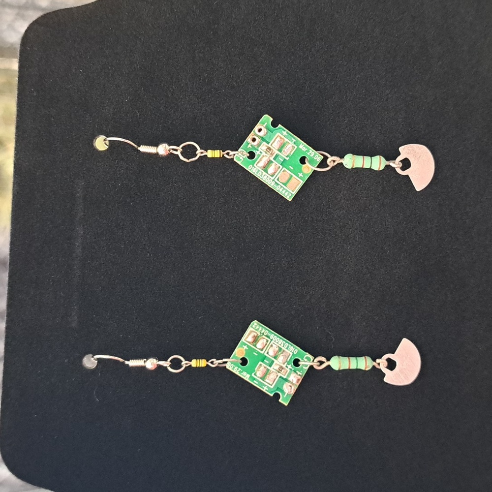 IrResistorble Chip Earrings